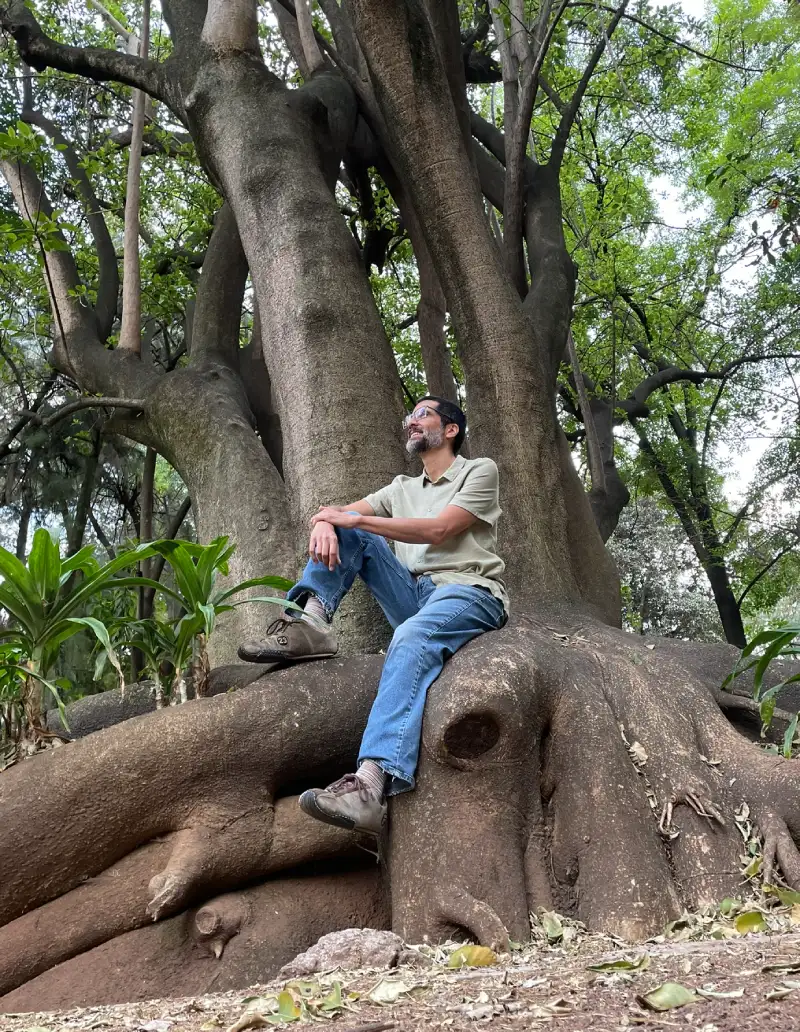Foto de Rodrigo sentado en un árbol.